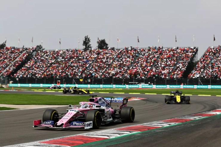 Sérgio Perez travou duelo com Daniel Ricciardo no GP do México em 2019, ainda pela Racing Point — Foto: Mark Thompson/Getty Images