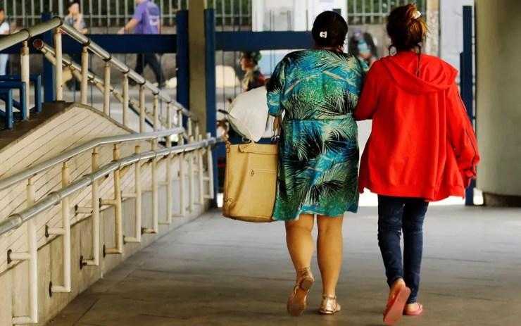Adolescente de 16 anos deixa o hospital Souza Aguiar com a mãe após estupro coletivo no Rio, em imagem de 2016 (Foto: Gabriel de Paixa/Agência O Globo)