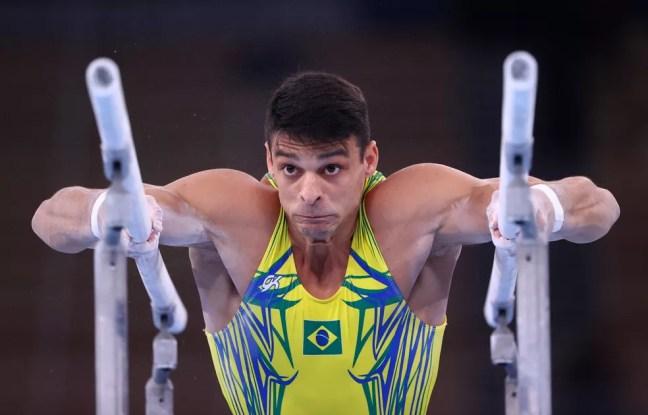 Francisco Barreto nas barras paralelas — Foto: Reuters