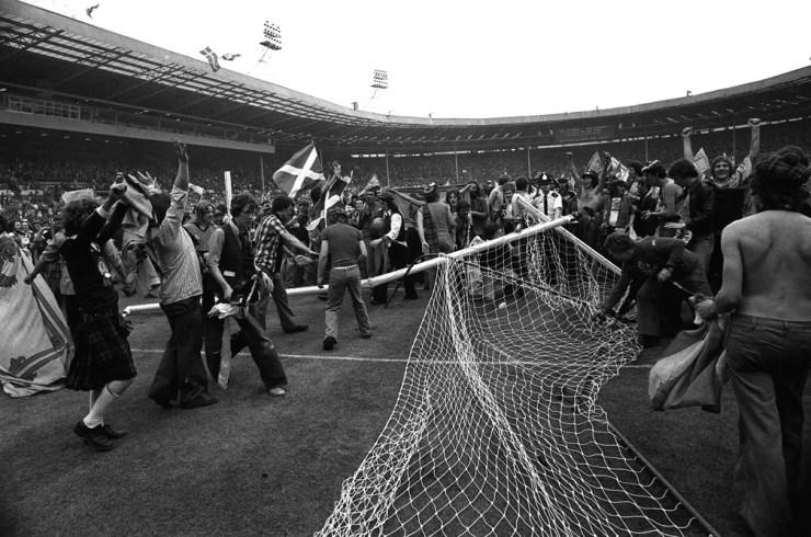Milhares de escoceses invadem gramado de Wembley para comemorar vitória da Escócia sobre a Inglaterra em 1977 — Foto: PA Images via Getty Images