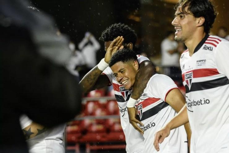 Gabriel Sara celebra gol do São Paulo contra o Inter — Foto: Marcos Ribolli