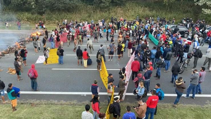 Lideranças indígenas protestam contra projeto de lei que altera demarcação de terras — Foto: Abraão Cruz/TV Globo