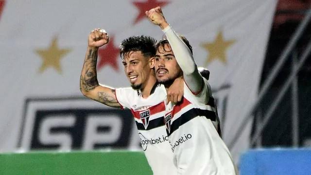 Rigoni e Igor Gomes comemoram gol da vitória do São Paulo contra o Grêmio