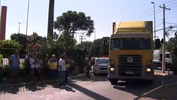 Caminhão deixa posto de distribuição em São Paulo na segunda-feira (12), após início da greve geral dos funcionários (Foto: Reprodução/TV Globo)