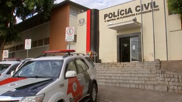 Dois suspeitos foram encaminhados ao Plantão Policial de Rio Preto  (Foto: Reprodução/TV TEM)