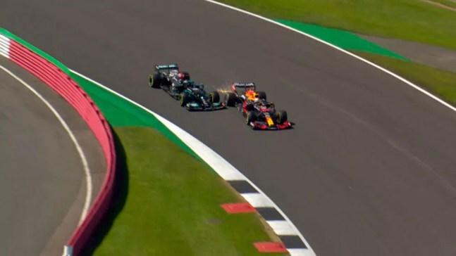 Lewis Hamilton e Max Verstappen colidiram na largada do GP da Inglaterra — Foto: Reprodução/F1