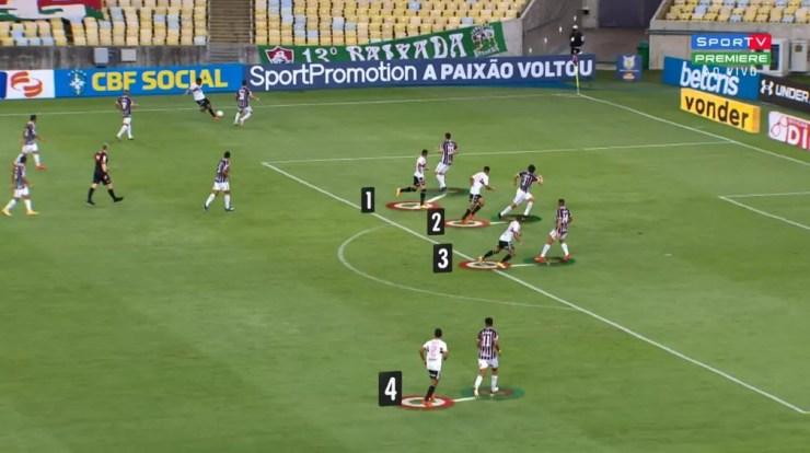 Primeiro gol do São Paulo no Maracanã: 3 x 3 dentro da área — Foto: ge