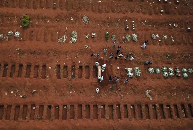 Foto aérea do cemitério de Vila Formosa no dia 23 de março de 2021. — Foto: Picture taken with a drone. REUTERS/Amanda Perobelli