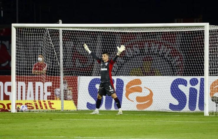 Tiago Volpi defende o gol do São aulo — Foto: Marcos Ribolli