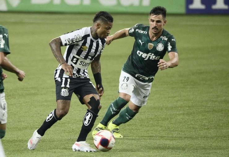 Marinho e Willian disputam jogada no clássico Palmeiras x Santos — Foto: Marcos Ribolli