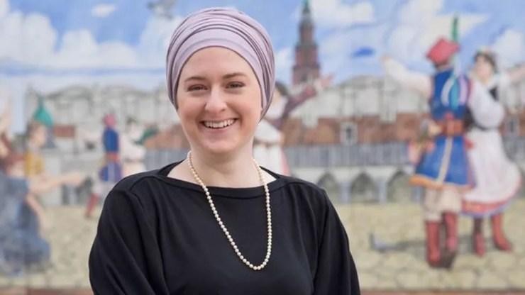 Amanda Jaczkowski diz que a convivência entre os moradores ajuda a superar as diferenças culturais — Foto: Arquivo pessoal via BBC