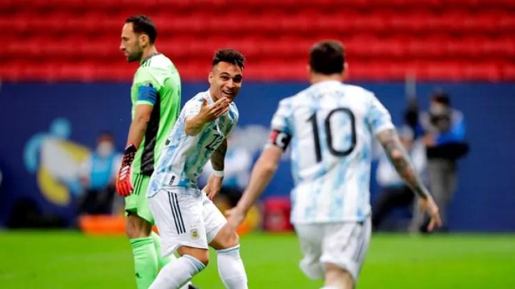 Lautaro e Messi (de costas) comemoram gol da Argentina contra a Colômbia