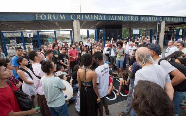 Manifestantes protestam em frente ao Fórum da Barra Funda em apoio a jovens que foram detidos em ato — Foto: Paulo Lopes/Futura Press/Estadão Conteúdo