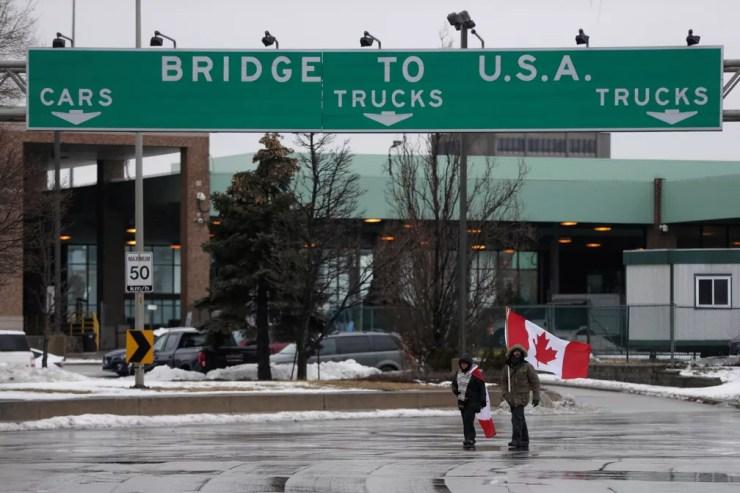 Principal ponte que liga os Estados Unidos e o Canadá está com acesso bloqueado por manifestantes — Foto: Carlos Osorio/Reuters