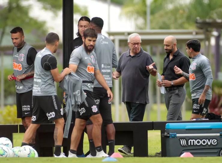 Roberto de Andrade e Alessandro conversam com Fagner em treino do Corinthians — Foto: Rodrigo Coca/Ag.Corinthians