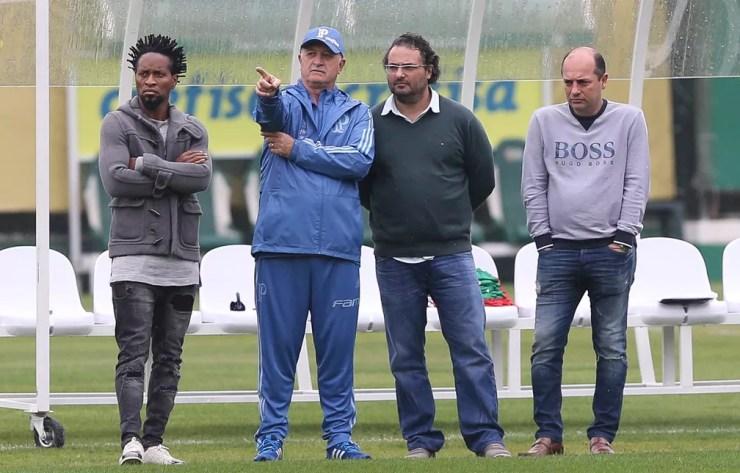 Zé Roberto ao lado de Felipão, Alexandre Mattos e Cicero Souza na Academia — Foto: Cesar Greco / Ag. Palmeiras