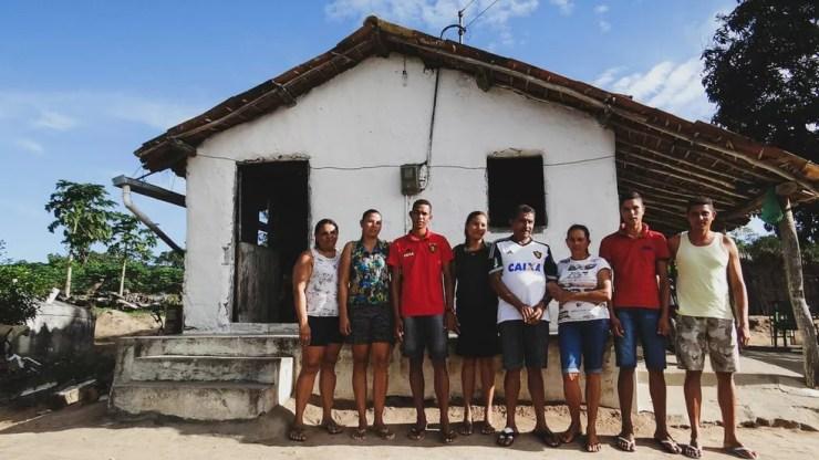 Família de Mailson em frente à casa de taipa — Foto: Daniel Gomes