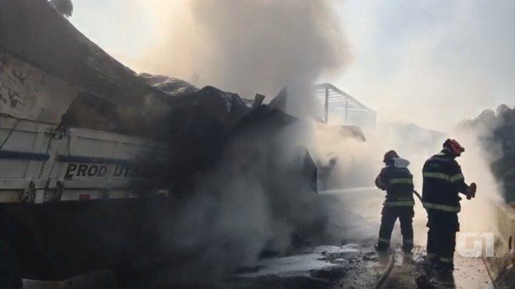 Bombeiros combatem incêndio após acidente com 31 veículos na Carvalho Pinto