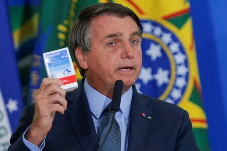 Bolsonaro com uma caixa de cloroquina, medicamento sem eficácia comprovada contra a Covid, em foto de setembro de 2020.. — Foto: REUTERS/Adriano Machado