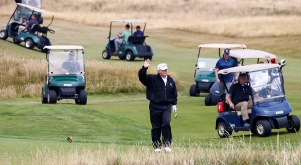 Donald Trump acena durante caminhada em seu campo de golfe em Turnberry, na Escócia (Foto: Henry Nicholls/Reuters)