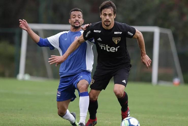 Rodrigo Caio agrada ao técnico Jorge Sampaoli, do Santos — Foto: Rubens Chiri / saopaulofc.net