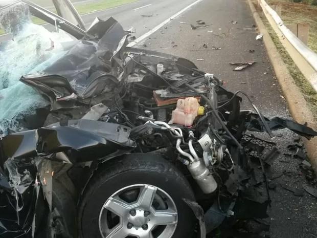 Carro ficou destruído com a batida (Foto: Divulgação/Polícia Rodoviária)
