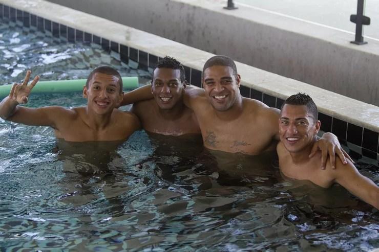 Marquinhos, Edenílson, Adriano e Ralf na piscina do Corinthians — Foto: Daniel Augusto Jr/Ag.Corinthians