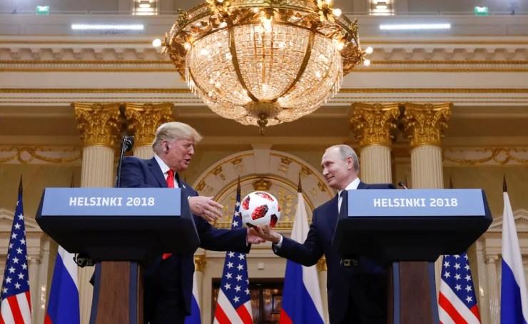 Presidente dos EUA, Donald Trump, recebe uma bola oficial da Copa de Vladimir Putin, durante encontro em Helsinque, na Filândia, nesta segunda-feira (16) (Foto: Kevin Lamarque/ Reuters)