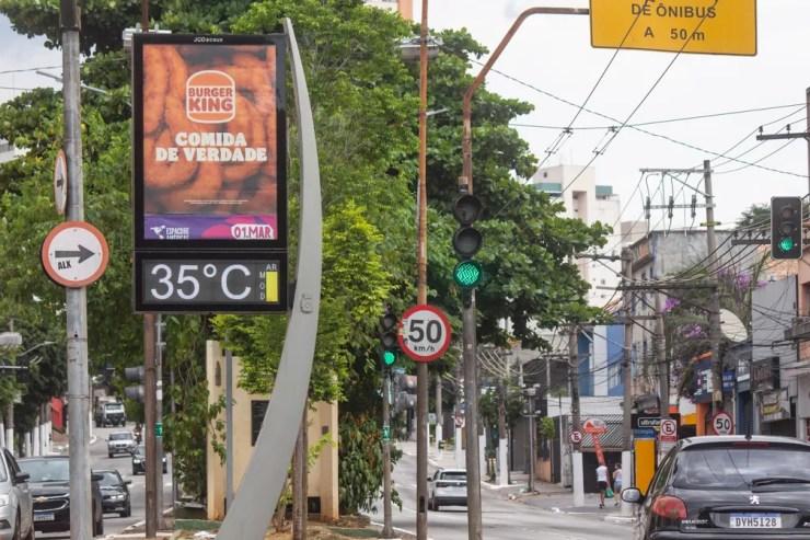 Após registrar a madrugada mais quente do ano, a cidade de São Paulo pode alcançar a temperatura mais alta do verão até o final do dia. Na foto, termômetros no bairro da Mooca nos cruzamentos da Rua da Taquari com a Rua da Mooca e Rua dos Trilhos, registram 35 graus na tarde desta terça (1°). — Foto: YURI MURAKAMI/FOTOARENA/ESTADÃO CONTEÚDO 