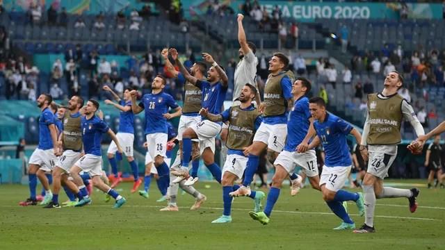 Jogadores da seleção da Itália comemoram classificação às oitavas de final da Eurocopa com 100% de aproveitamento 