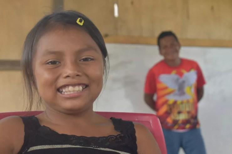 Menina estuda na escola da comunidade indígena Ilha das Flores, na cidade de São Gabriel da Cachoeira (AM). — Foto: Lana Torres/G1