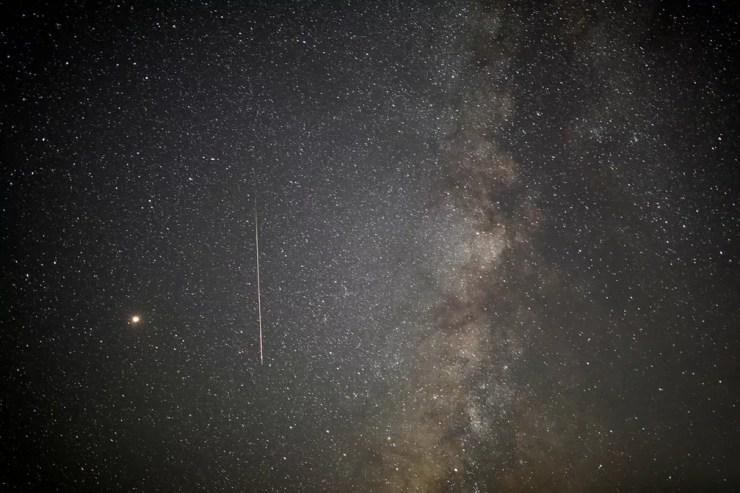 Meteoro corta o céu com a Via Láctea vista à direita nas primeiras horas da manhã, durante a chuva de meteoros Perseidas. Vista da Cratera Ramon, perto da cidade de Mitzpe Ramon, no sul de Israel (Foto: Amir Cohen/Reuters)