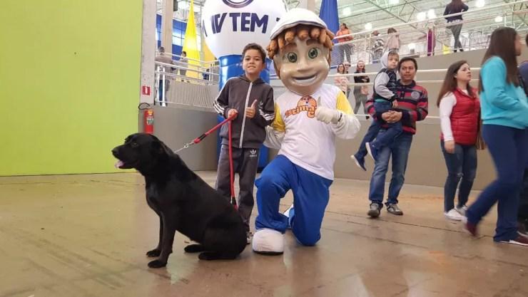 Menino posa com seu cão ao lado do mascote da TV TEM no Estimacão em Jundiaí (Foto: Moniele Nogueira/TV TEM)