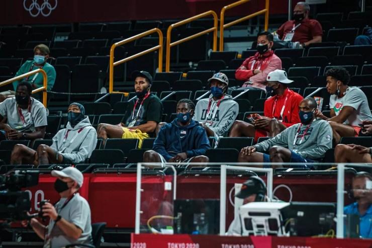 Seleção americana masculina de basquete assiste ao jogo da seleção feminina contra o Japão — Foto: Reprodução/Twitter