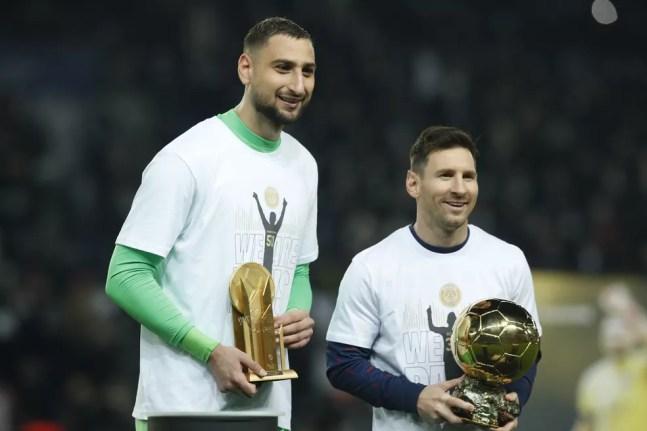 Donnarumma e Messi comemoram os prêmios recebidos após eleição da France Football — Foto: Reuters