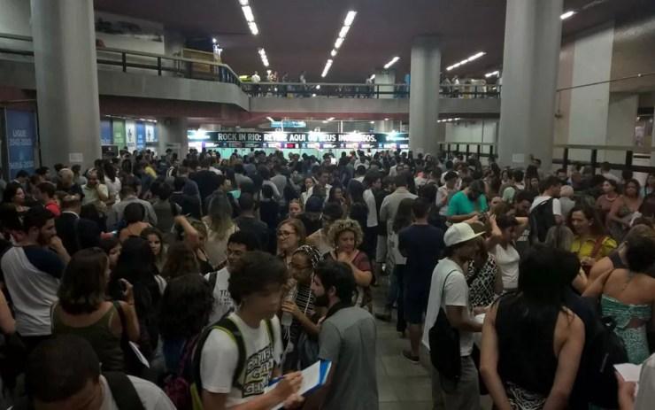 Fila grande se formava na estação do metrô do Largo da Carioca para a retirada de pulseiras do Rock in Rio (Foto: Carlos Brito / G1)