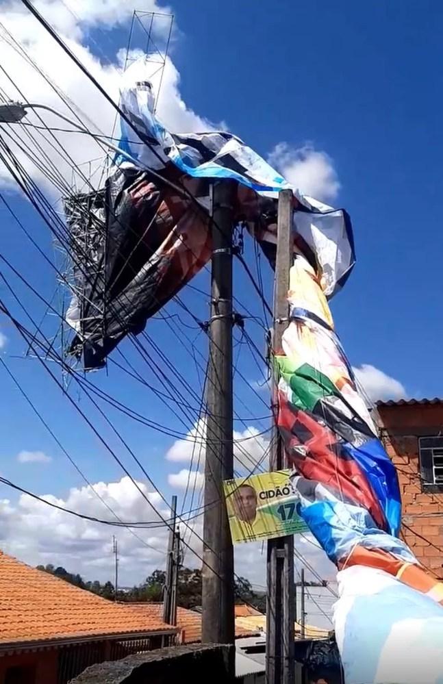 Bombeiros foram acionados para ajudar na retirada dos balões que caíram sobre casas em Campinas (SP) — Foto: Guarda Municipal