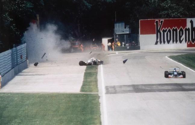 Em 1994, Ayrton Senna morreu após um violento acidente na Curva Tamburello, em Imola — Foto: Alberto Pizzoli/Sygma/Sygma via Getty Images