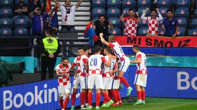 Croácia comemora gol sobre a Escócia 