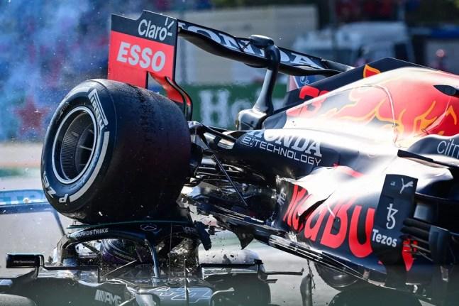 Impacto do pneu de Max Verstappen sobre Lewis Hamilton no GP da Itália só não foi pior graças ao halo — Foto: AFP