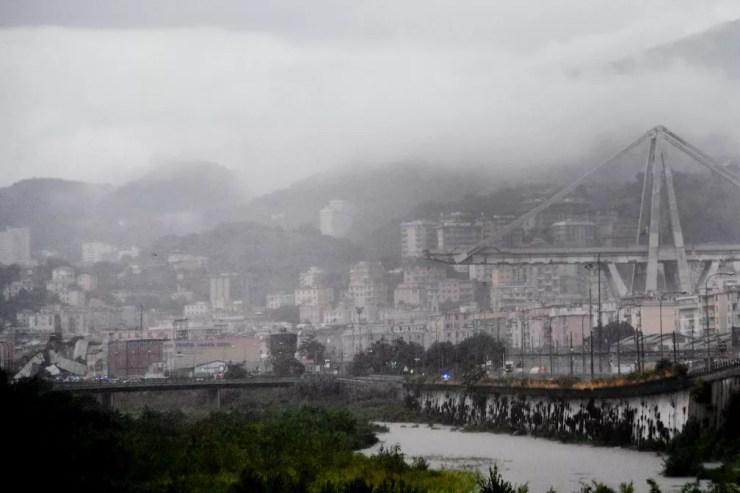 Ponte colapsou nesta terça-feira (14) em Gênova, na Itália (Foto: Luca Zennaro/ANSA via AP)