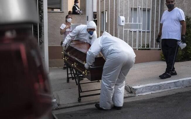 funcionários do samu empurram caixão para fora de portão domiciliar