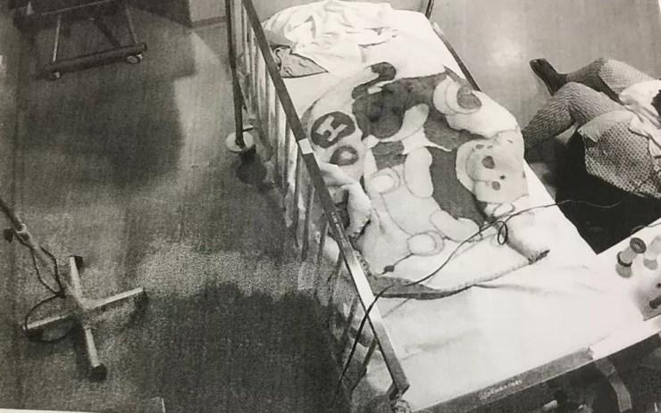 Imagem de câmera de segurança de hospital do DF do momento em que mãe teria aplicado insulina em bebê (Foto: Reprodução)
