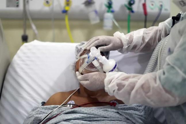 Paciente com Covid-19 tem máscara de oxigênio ajustada em UTI de hospital em São Paulo em 8 de abril de 2021 — Foto: Amanda Perobelli/Reuters
