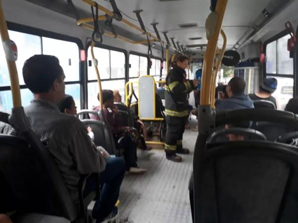 Moradores evacuados após incêndio em Santos (SP) utilizam ônibus para ir à unidade de saúde — Foto: Nina Barbosa/G1