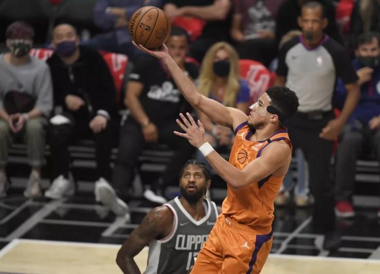 Devin Booker, do Phoenix Suns, usou máscara de proteção no nariz na vitória sobre o LA Clippers no jogo 4 das finais do Oeste, sábado, em Los Angeles, na Califórnia — Foto: Kevork Djansezian/Getty Images