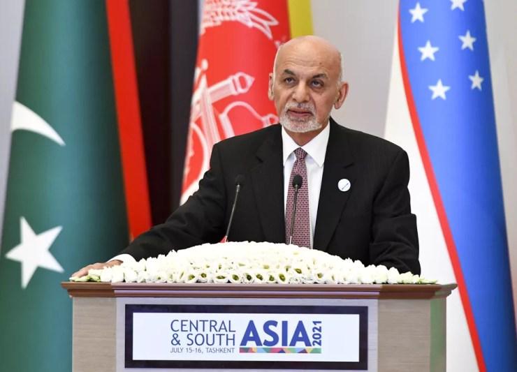O presidente do Afeganistão, Ashraf Ghani, durante discurso na conferência de 2021 da Ásia Central e Sul em Tashkent, no Uzbequistão, em 16 de julho de 2021 — Foto: AP