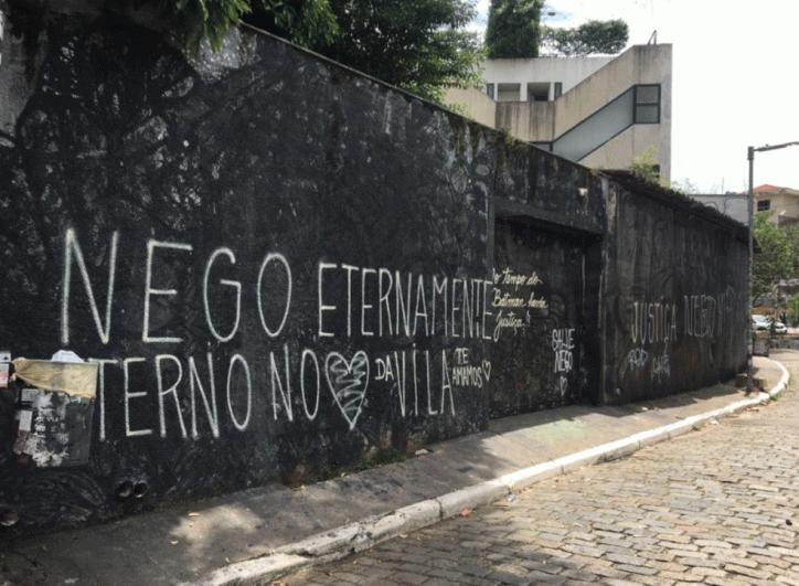 Beco do Batman é pintado de preto em sinal de luto e tem inscrições em branco em protesto pelo assassinato de NegoVila — Foto: Aldieres Batista/Arquivo pessoal 