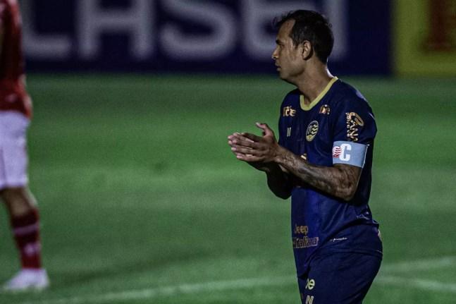 Vinícius ganhou tanta moral que foi capitão do Náutico em várias partidas após a lesão de Kieza — Foto: Heber Gomes/AGIF