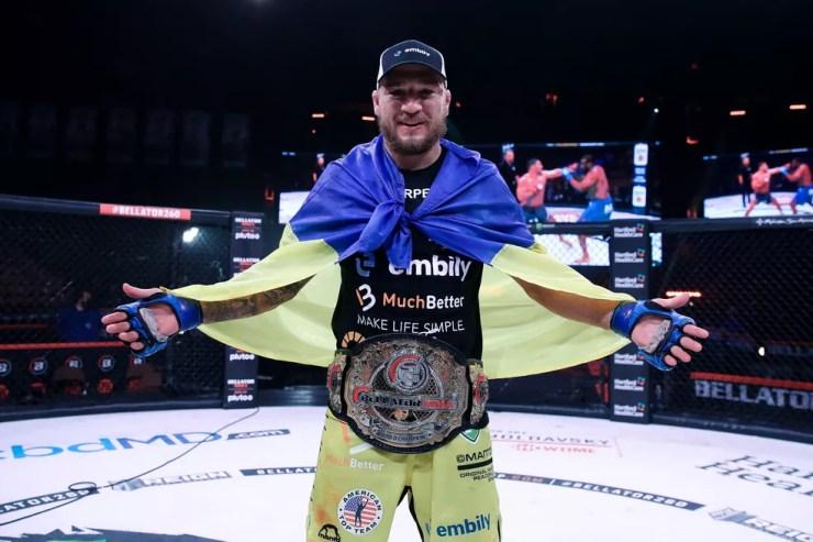 Yaroslav Amosov é o atual campeão peso-meio-médio do Bellator — Foto: Bellator MMA / Lucas Noonan